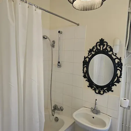 Cozy In The Heart Of The 10th Apartman